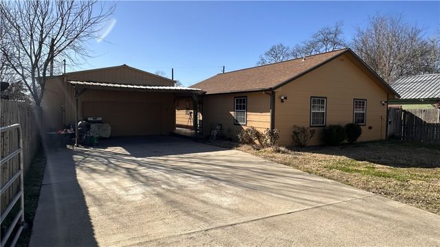 404 Wilson Street N, Madisonville, TX 77864