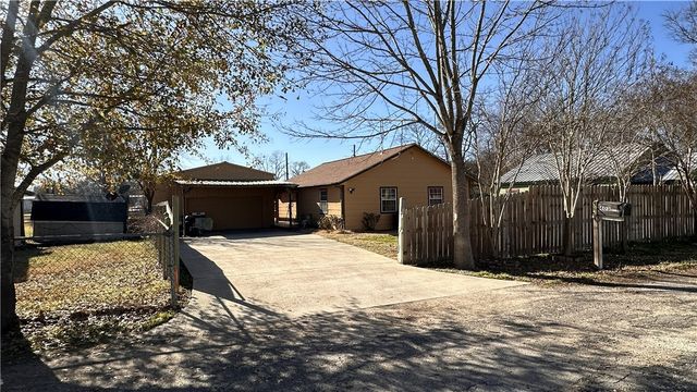 404 Wilson Street N, Madisonville, TX 77864