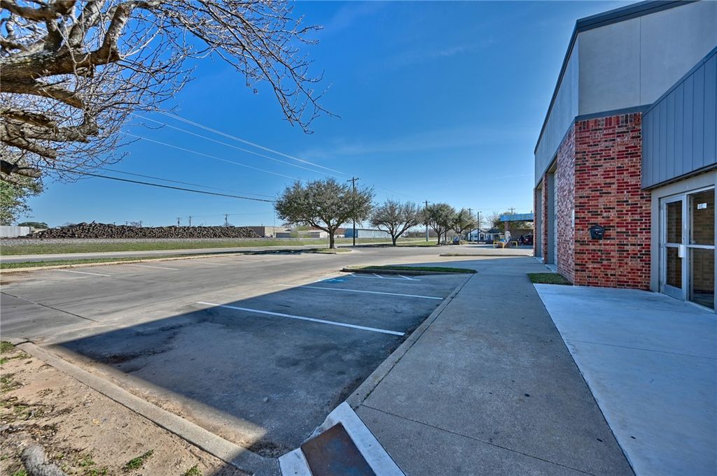 1140 Finfeather Road, Bryan, TX 77803 — photo 3