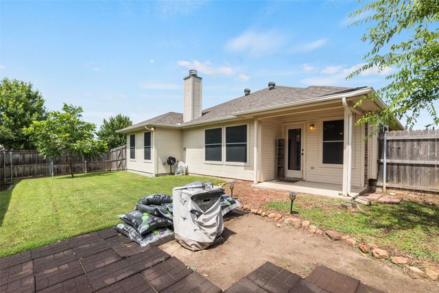 112 Bridlewood Street, Azle, TX 76020