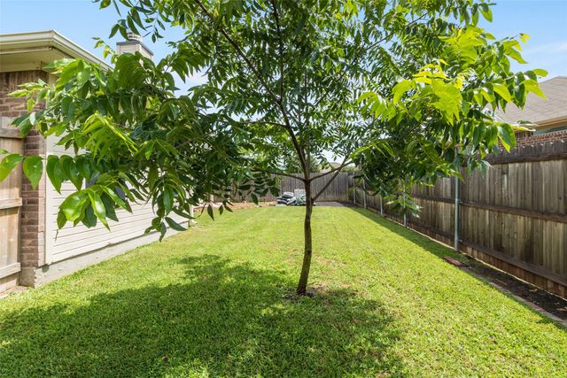 112 Bridlewood Street, Azle, TX 76020
