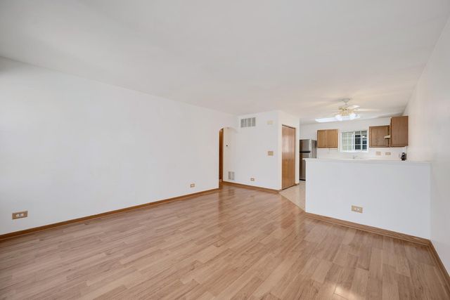 353 Ogden Falls Boulevard 353, Oswego, IL 60543