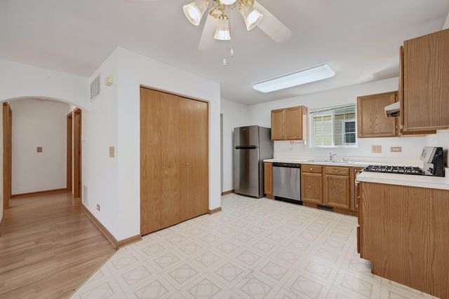 353 Ogden Falls Boulevard 353, Oswego, IL 60543