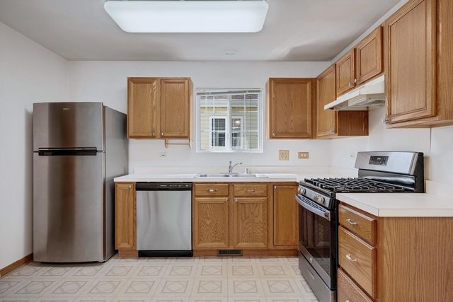 353 Ogden Falls Boulevard 353, Oswego, IL 60543