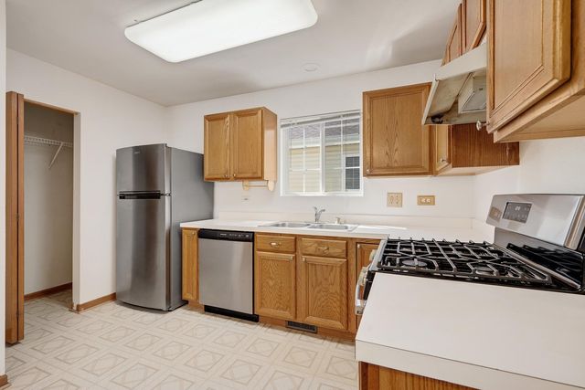 353 Ogden Falls Boulevard 353, Oswego, IL 60543
