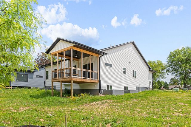 284 Pine Grove Lane, Iowa City, IA 52246