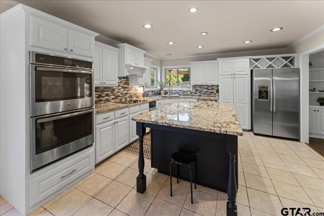 1408 E Lake Drive, Gladewater, TX 75647