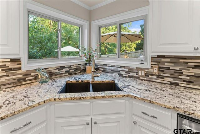 1408 E Lake Drive, Gladewater, TX 75647