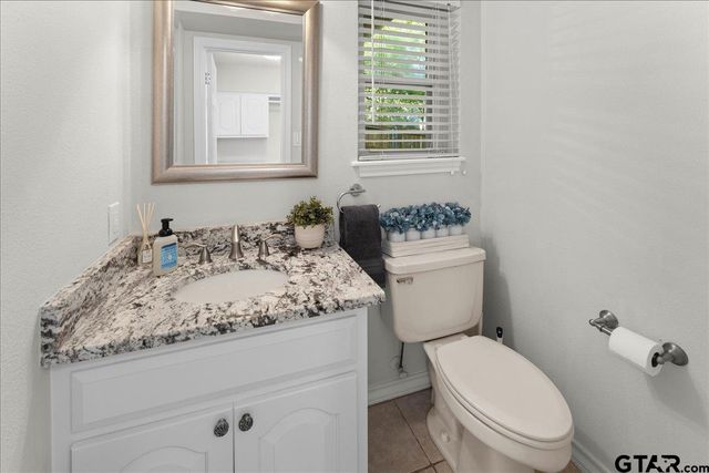 1408 E Lake Drive, Gladewater, TX 75647