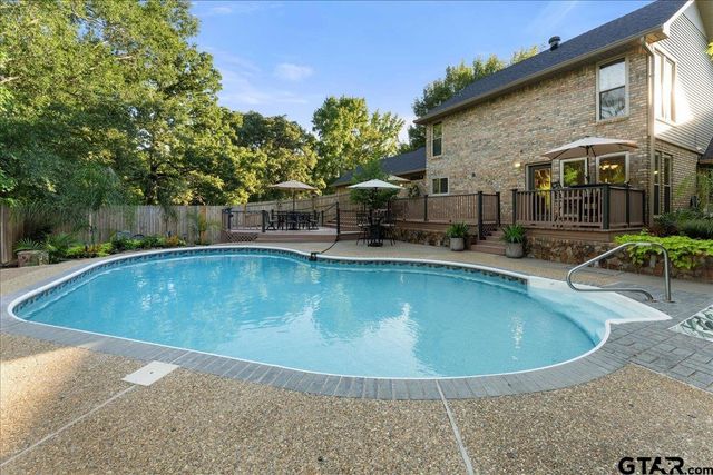 1408 E Lake Drive, Gladewater, TX 75647