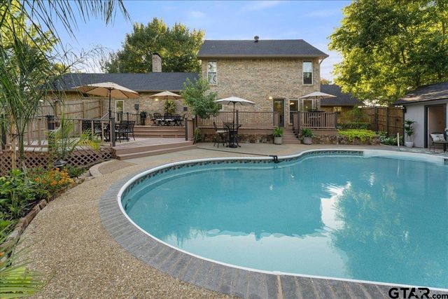 1408 E Lake Drive, Gladewater, TX 75647