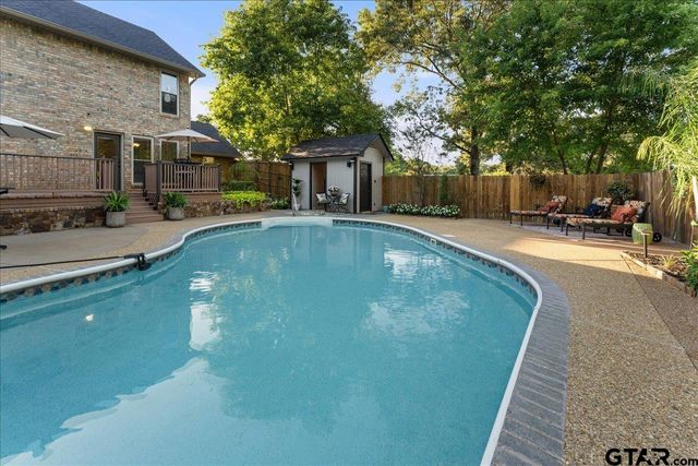 1408 E Lake Drive, Gladewater, TX 75647