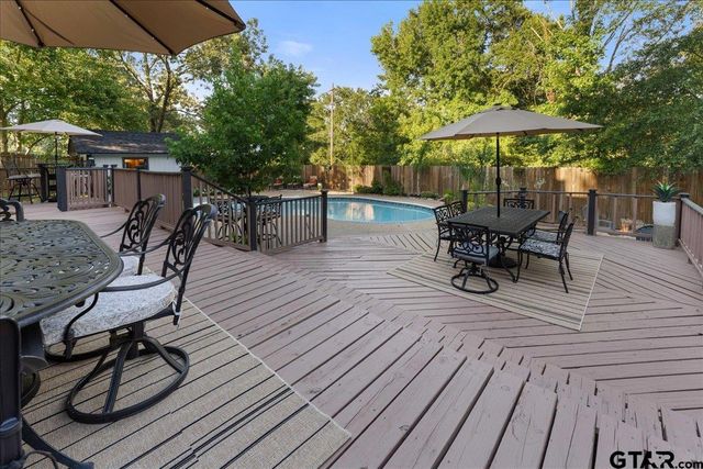 1408 E Lake Drive, Gladewater, TX 75647