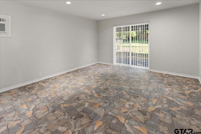 1408 E Lake Drive, Gladewater, TX 75647