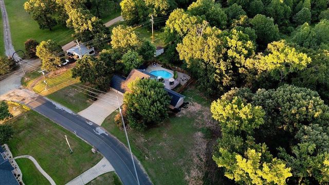 1408 E Lake Drive, Gladewater, TX 75647