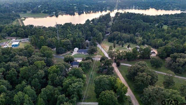 1408 E Lake Drive, Gladewater, TX 75647