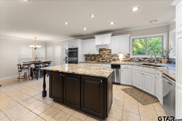 1408 E Lake Drive, Gladewater, TX 75647