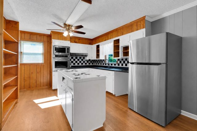 308 Lake Dr, Columbia, TN 38401