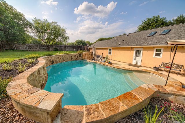 116 River Frst, Castroville, TX 78009