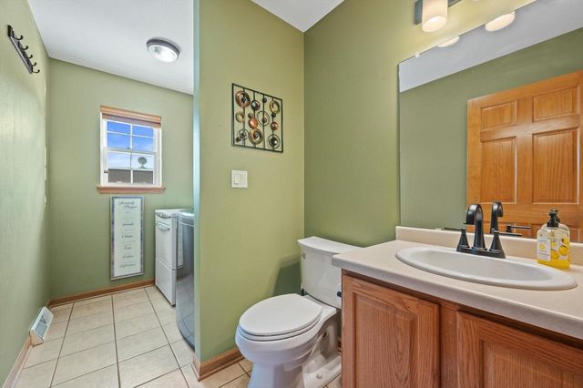 1027 River Place BOULEVARD, Waukesha, WI 53189