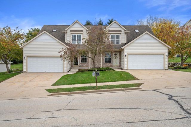 1027 River Place BOULEVARD, Waukesha, WI 53189