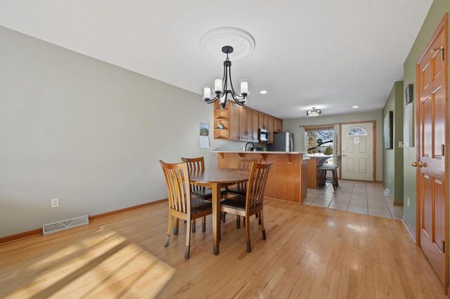 1027 River Place BOULEVARD, Waukesha, WI 53189