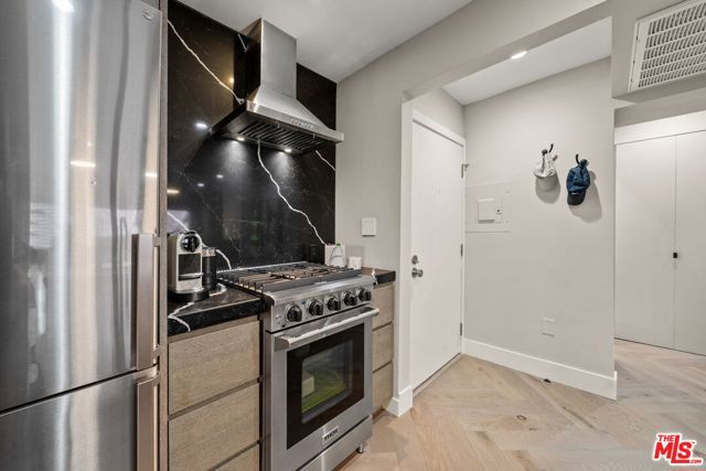 950 N Kings Road 233, West Hollywood, CA 90069