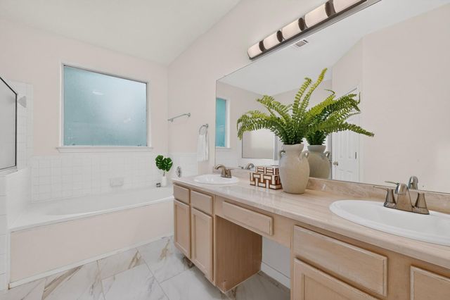 2100 Pipers Field DR 24, Austin, TX 78758