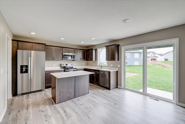 214 E 4th Street N, Newton, IA 50208