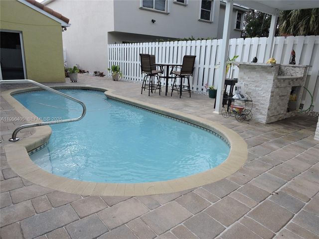 10575 SW 12th Mnr, Pembroke Pines, FL 33025