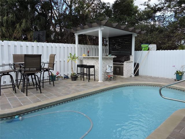 10575 SW 12th Mnr, Pembroke Pines, FL 33025