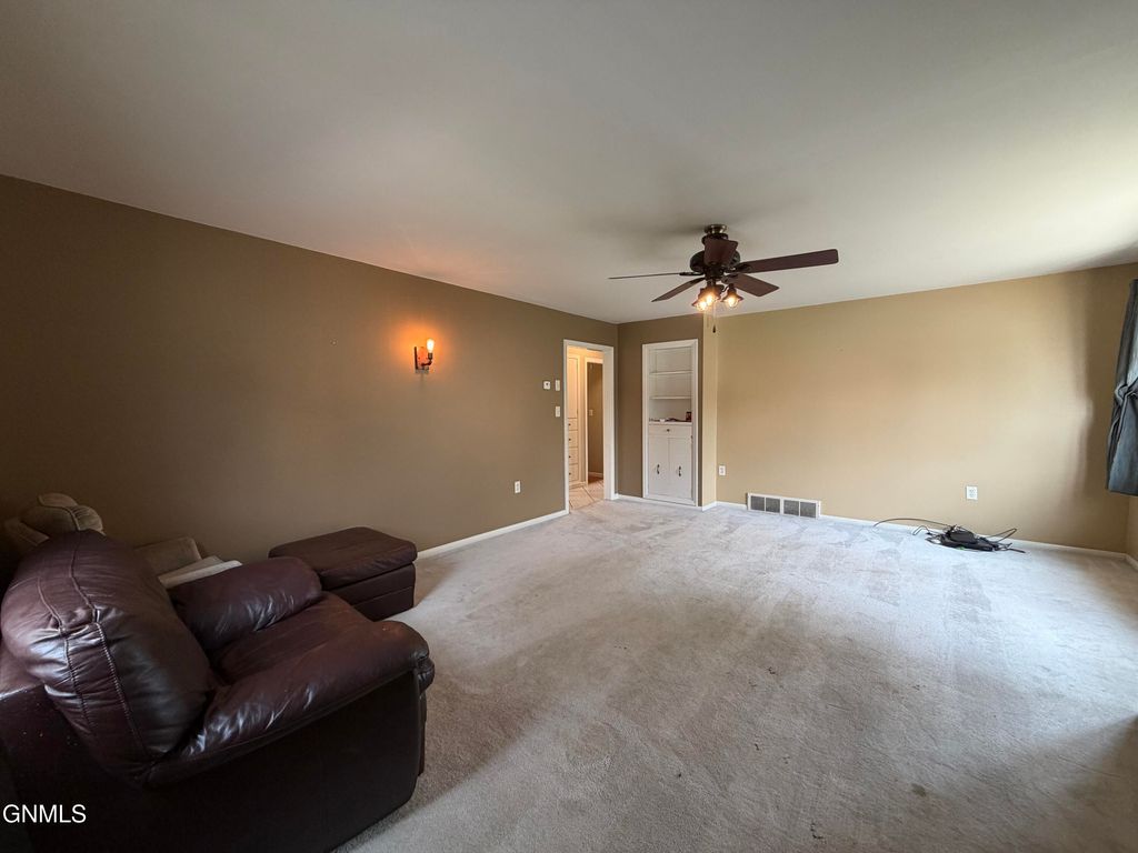 218 3rd Avenue NW, Hazen, ND 58545 photo 3
