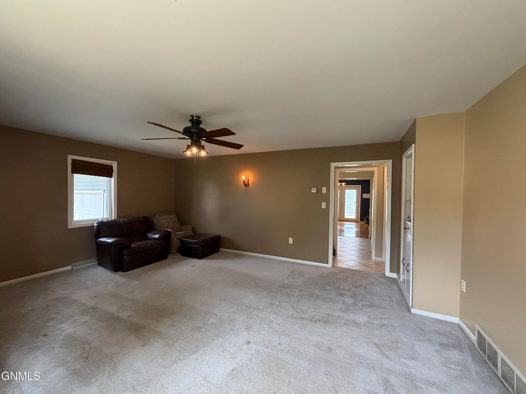 218 3rd Avenue NW, Hazen, ND 58545 photo 4