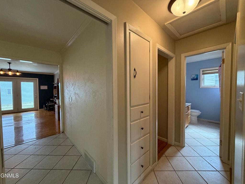 218 3rd Avenue NW, Hazen, ND 58545 photo 5