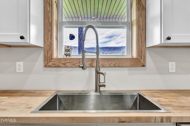 4144 Back Valley Road, Speedwell, TN 37870