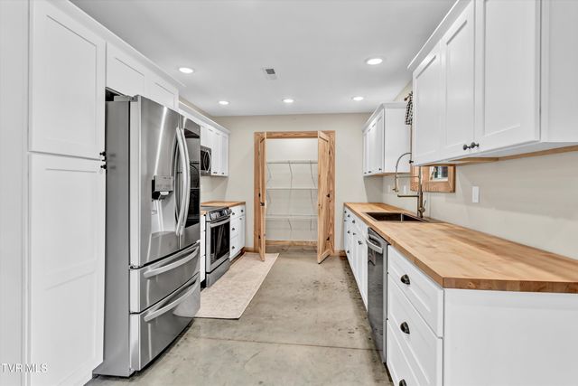 4144 Back Valley Road, Speedwell, TN 37870