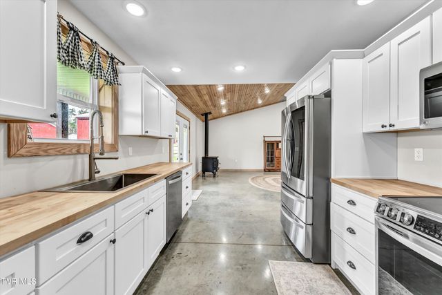 4144 Back Valley Road, Speedwell, TN 37870