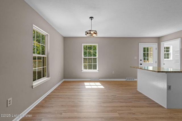 32 Hickory HIlls Ct, Brandenburg, KY 40108