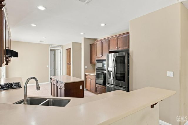 10306 Vale Royale Drive, Bakersfield, CA 93306