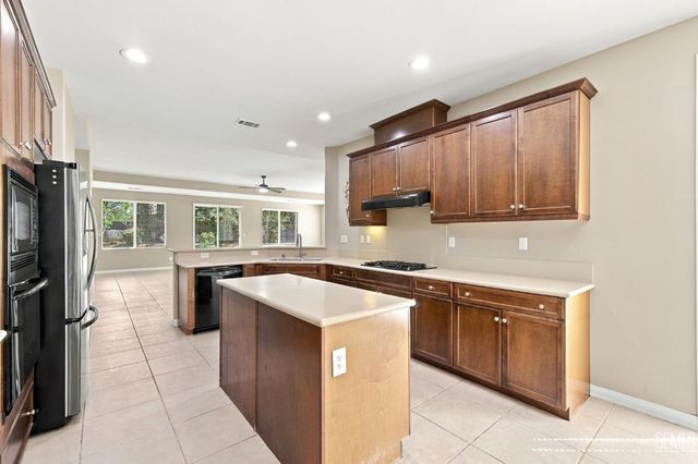 10306 Vale Royale Drive, Bakersfield, CA 93306