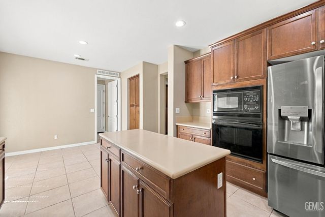 10306 Vale Royale Drive, Bakersfield, CA 93306