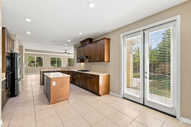 10306 Vale Royale Drive, Bakersfield, CA 93306