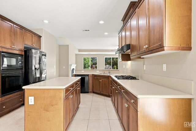 10306 Vale Royale Drive, Bakersfield, CA 93306