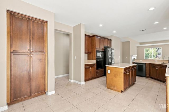 10306 Vale Royale Drive, Bakersfield, CA 93306