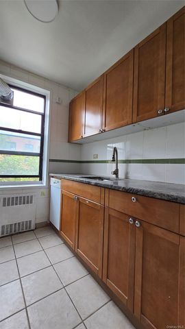 141-60 84th Road 4H, Jamaica, NY 11435