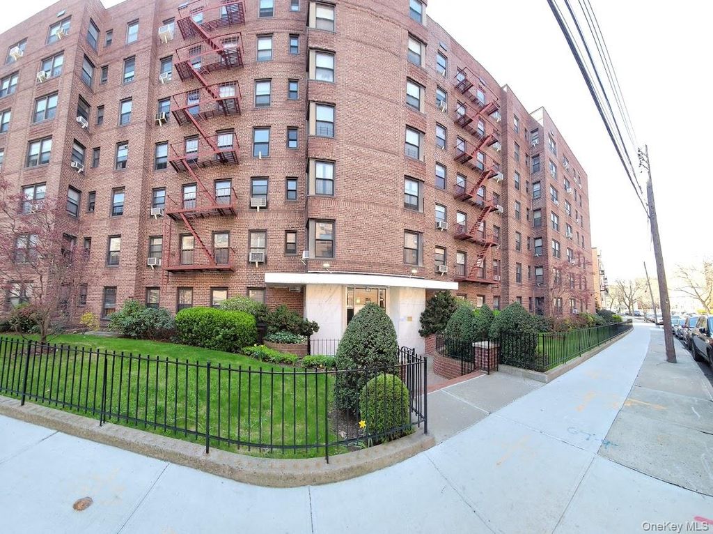 141-60 84th Road 4H, Jamaica, NY 11435