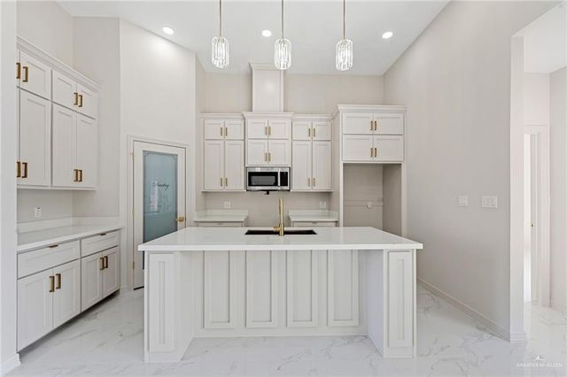 2905 Rosalinda Street, Edinburg, TX 78542