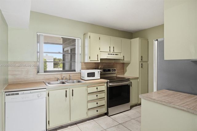 4054 N Pine Island Road 2B, Sunrise, FL 33351