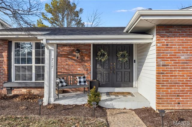 717 Woodrun Drive, Ballwin, MO 63021