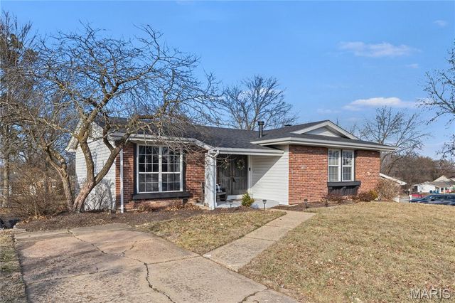 717 Woodrun Drive, Ballwin, MO 63021